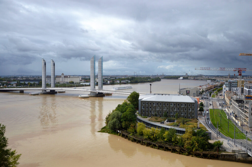 Vista della città dalla Cité du Vin ponte, museo canale
