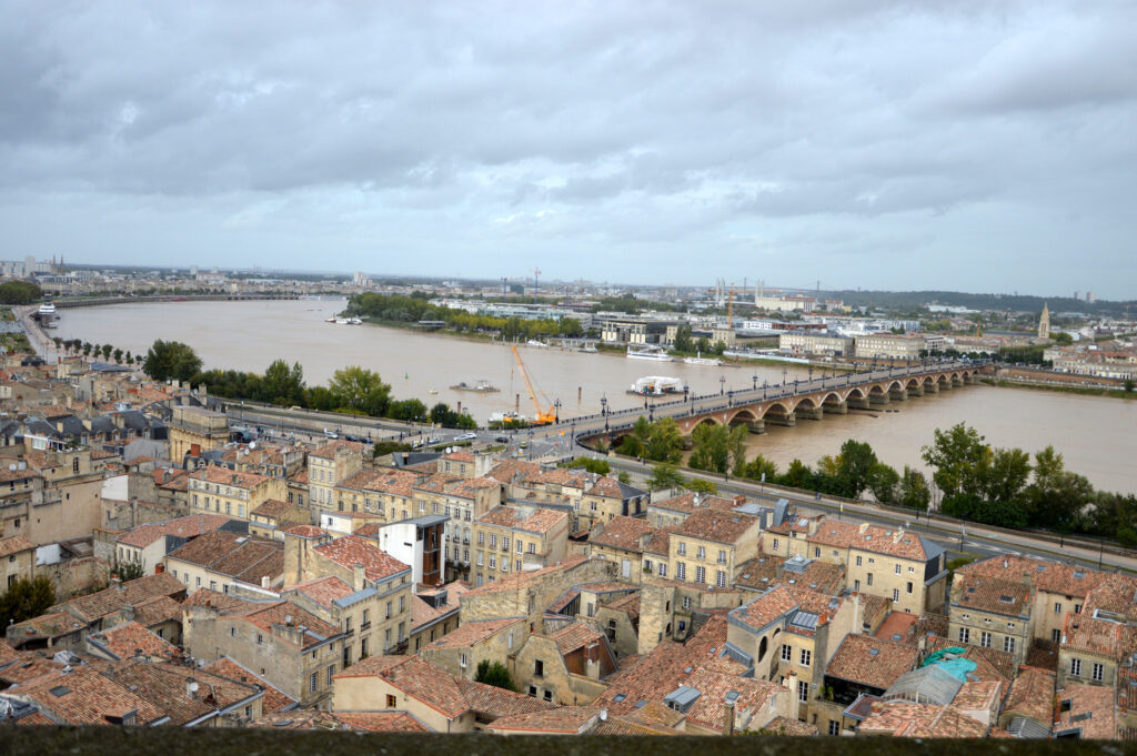 Il fiume Garonna dall'alto fiume, bordeaux, garonne, ponte