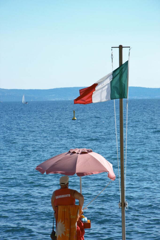 Lungomare per Miramare bagnino, mare, tricolore