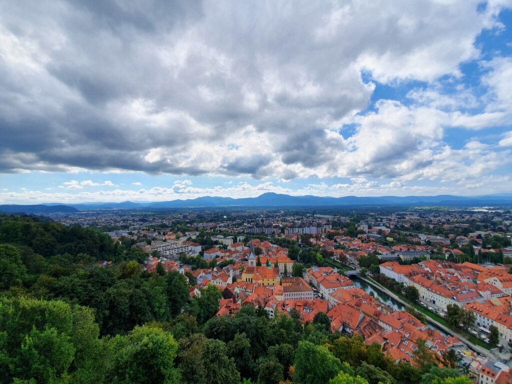 Vista su Lubiana panorama, colline, tetti