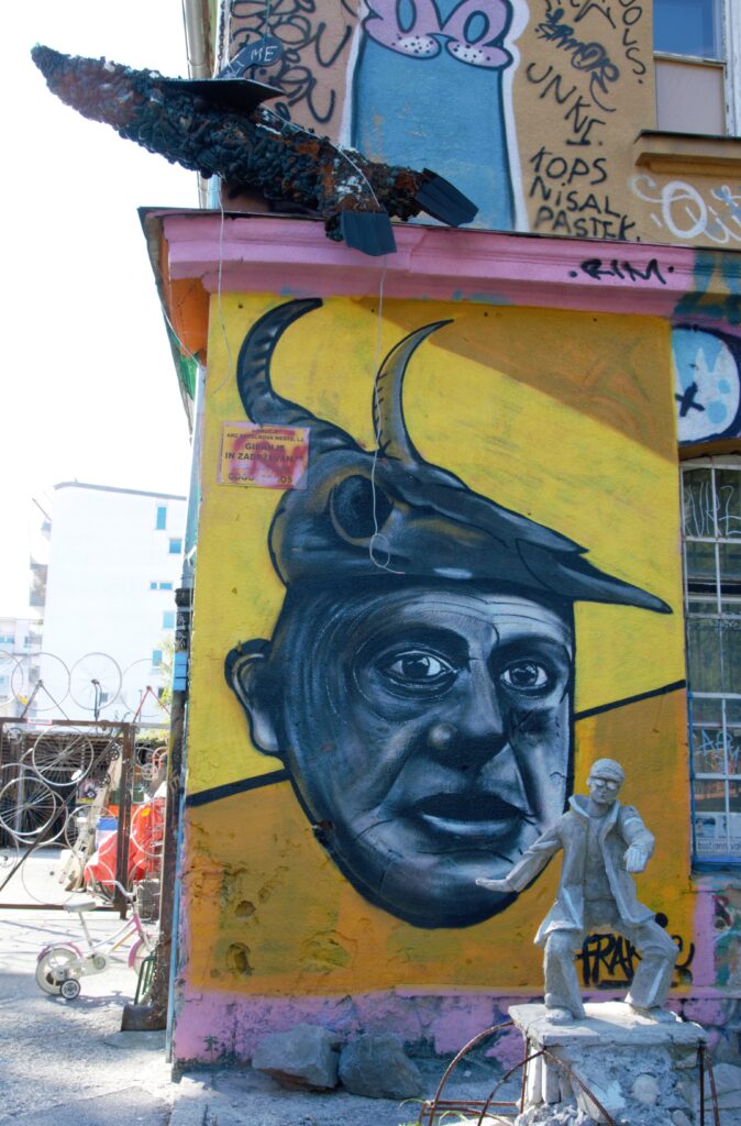 Quartiere Metelkova, Lubiana streetart, graffiti, statuetta
