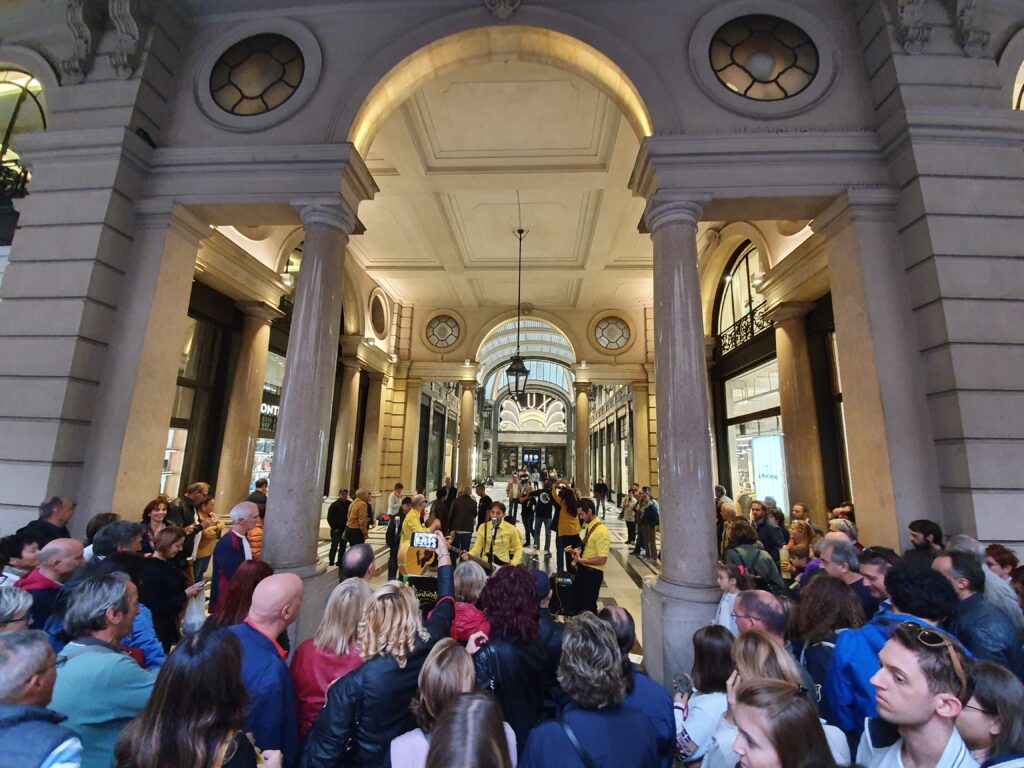 In galleria San Federico, Torino torino, live, musica, concerto, busker, portici