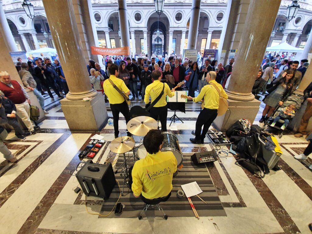 Sempre sold out in centro a Torino torino, live, musica, concerto, busker, portici