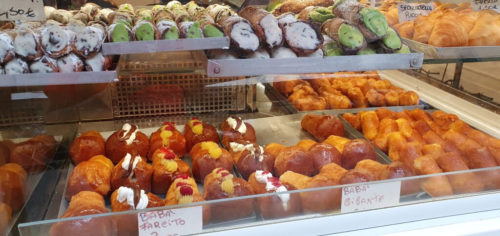 Dolcezze napoletane dolci, cannoli, babà, sfogliatelle