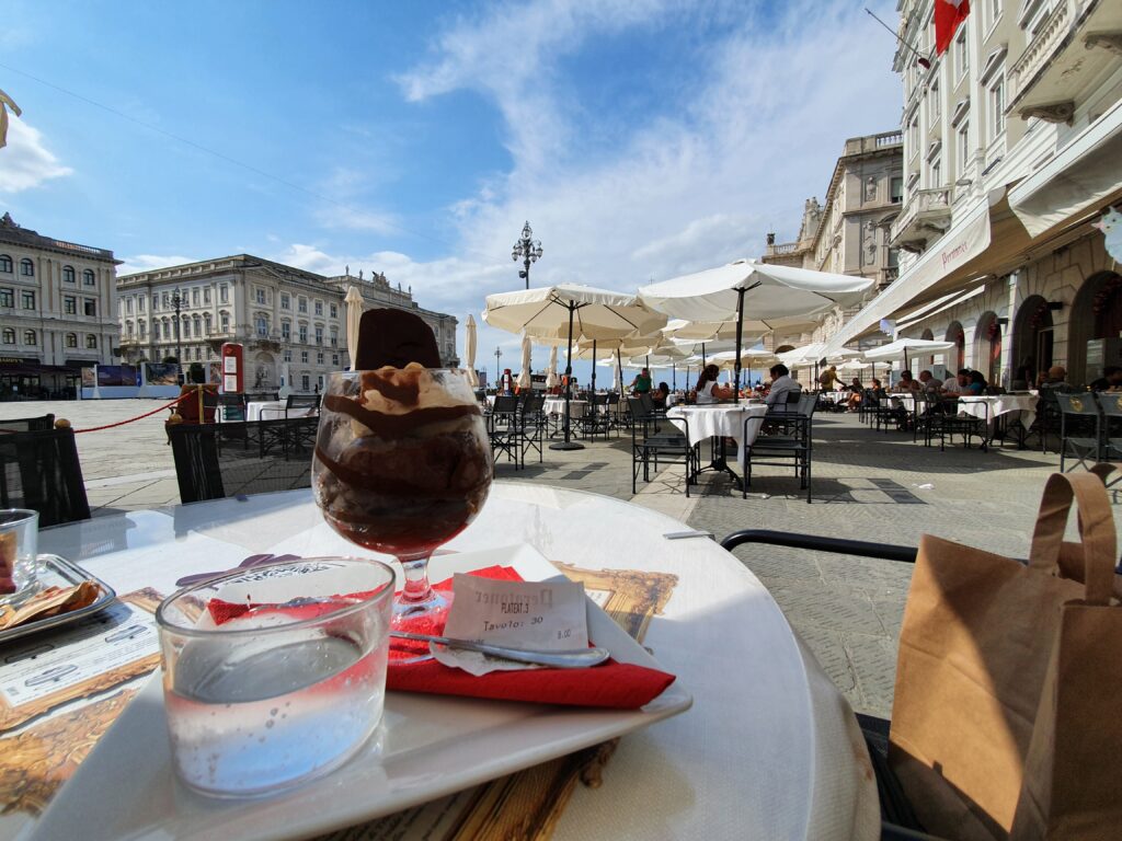 Merenda al Caffè degli Specchi caffè, locali storici, gelato