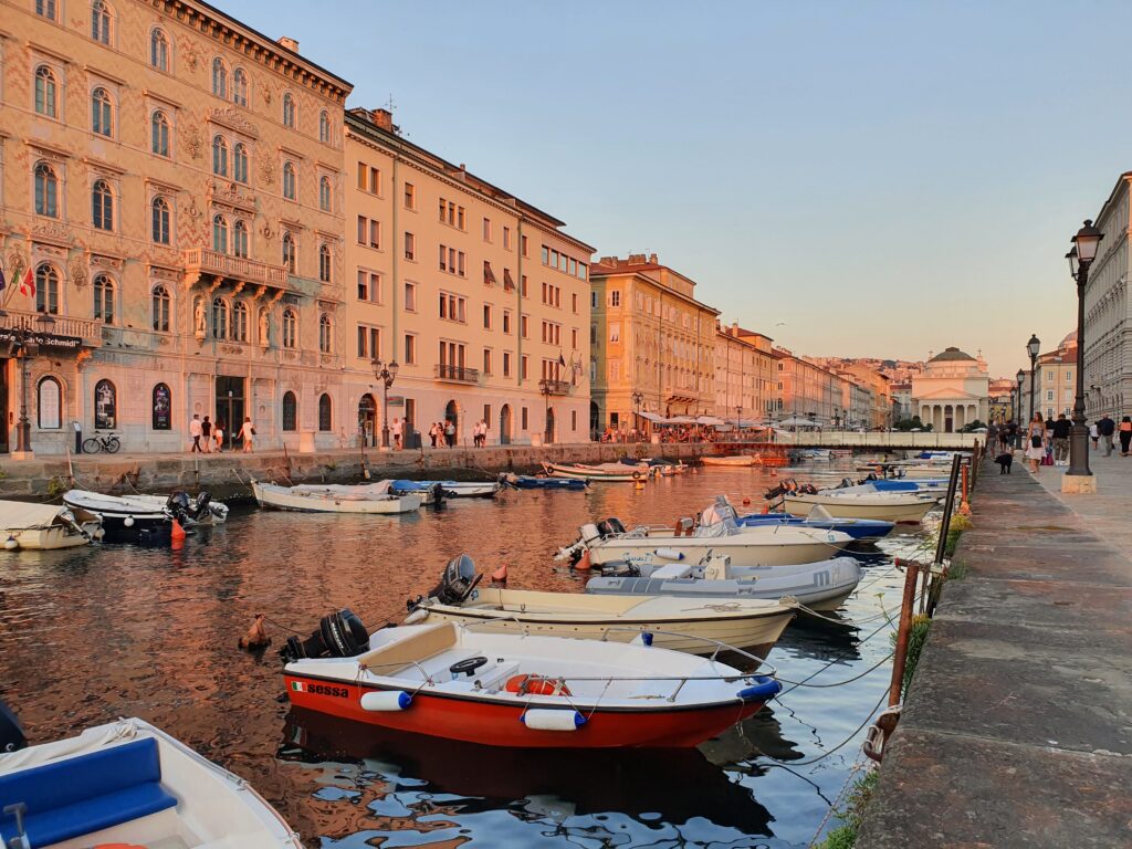 Canal Grande, Trieste canale, trieste, barche