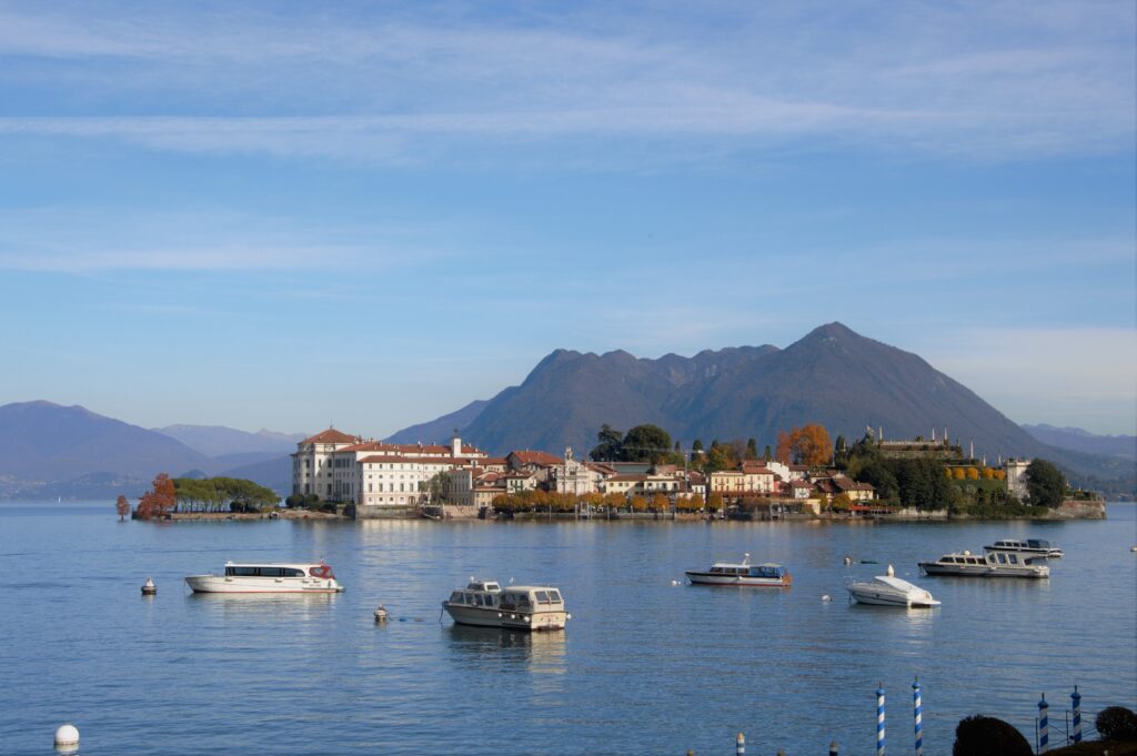 Isola Bella lago, barca, foglie, autunno, isola