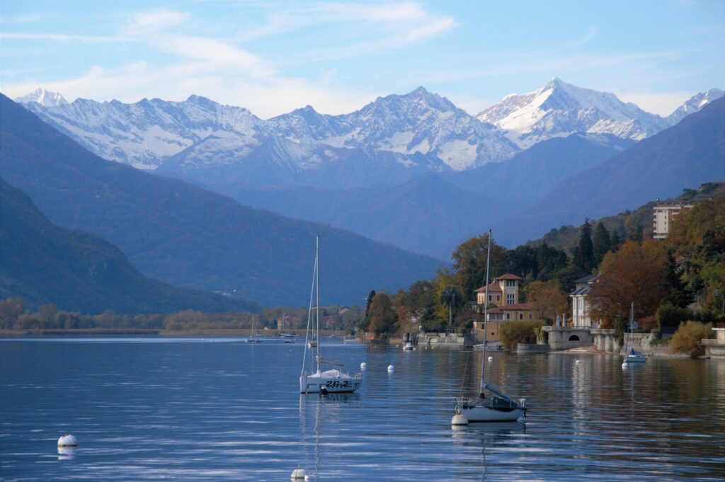 Ora blu sul Lago Maggiore montagne, barche, lago