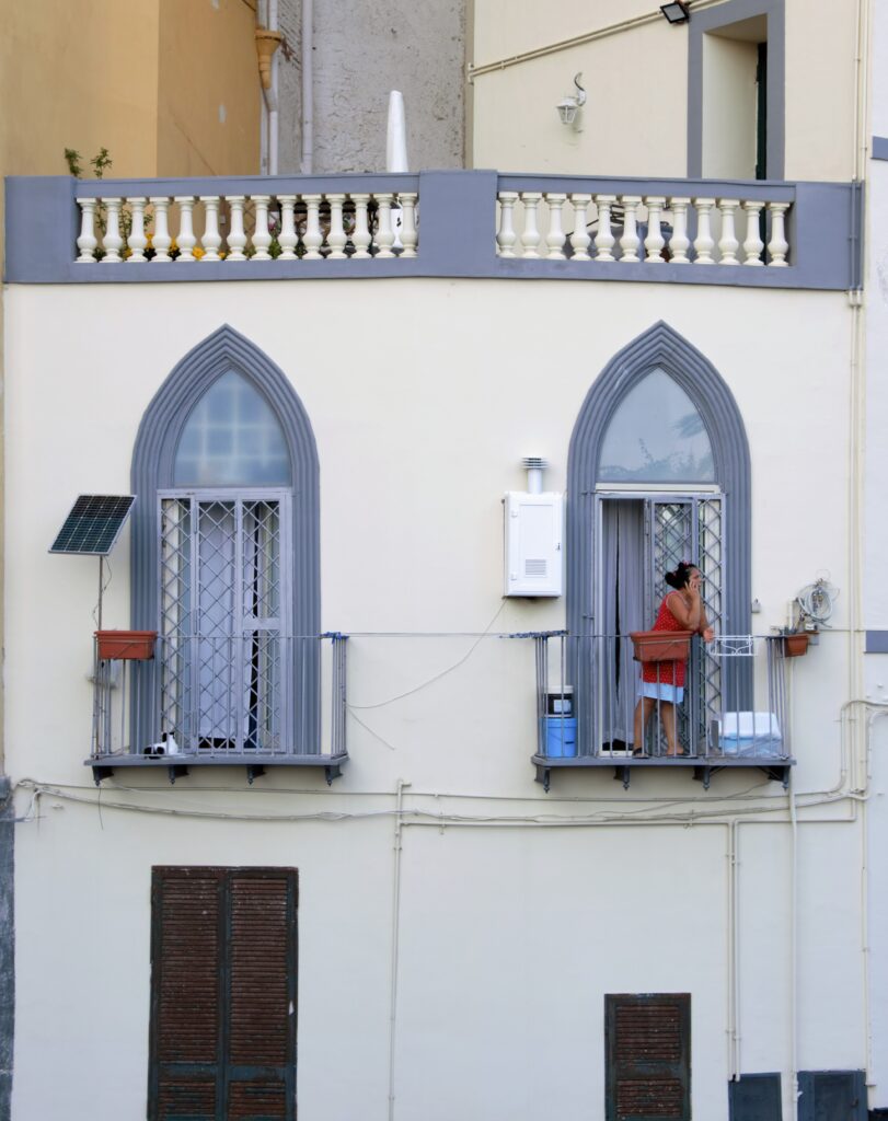 I colori di Napoli finestre, azzurro, bianco, balcone