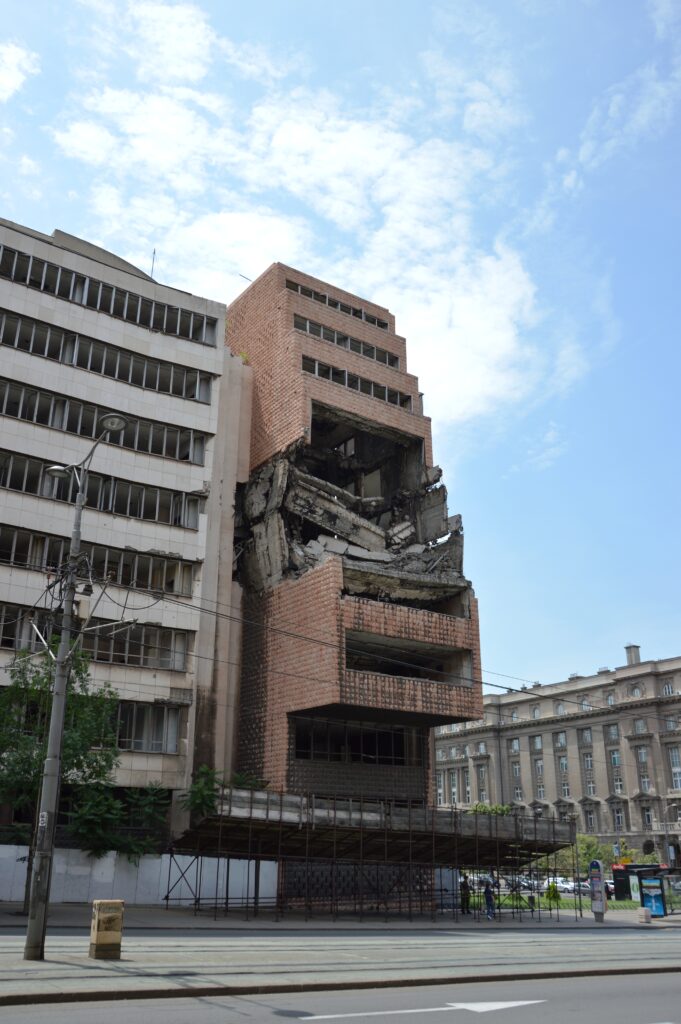 Ferite ancora aperte della guerra degli anni '90 edificio, bombardamento, rovine