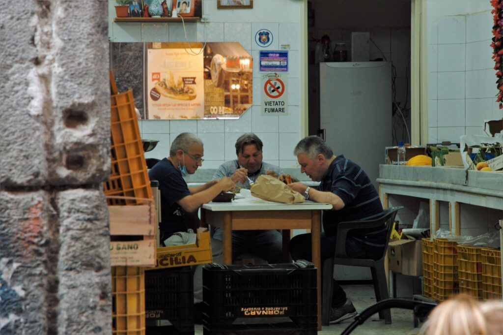 La pasta è sempre un'ottima idea! pausa, spaghetti, lavoratori, negozio