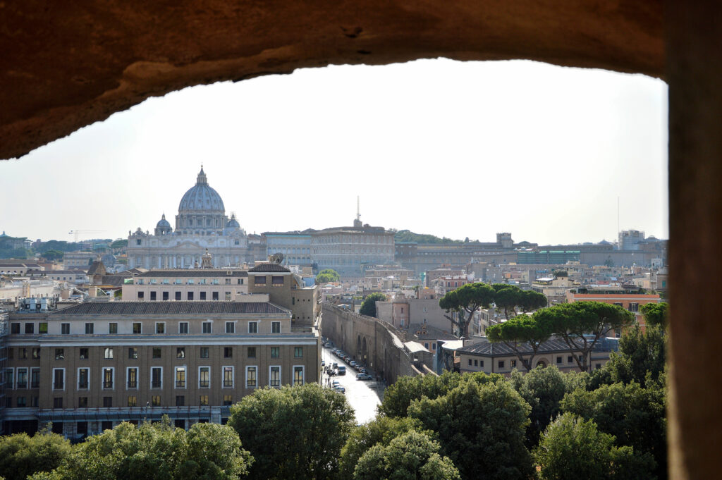 Roma incorniciata cupolone, chiesa, vaticano