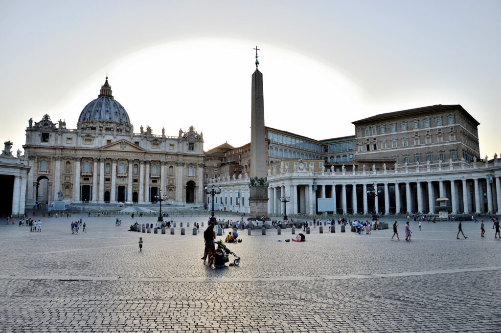 Tramonto su San Pietro vaticano, colonnato, roma, piazza, obelisco, cupola