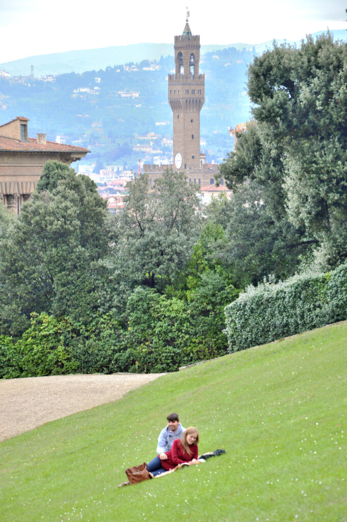 Amore nei Giardini di Boboli giardini, firenze, coppia, prato