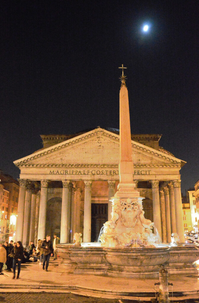 Luna sul Pantheon