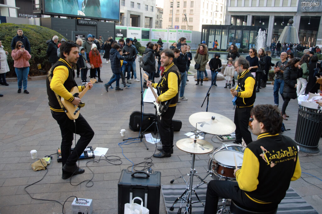 In piazza San Babila, Milano milano, strada, san babila, busker, live