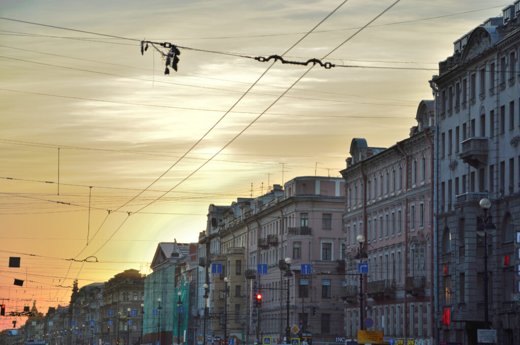 Tramonto sulla prospettiva della Neva tramonto, palazzi, strada