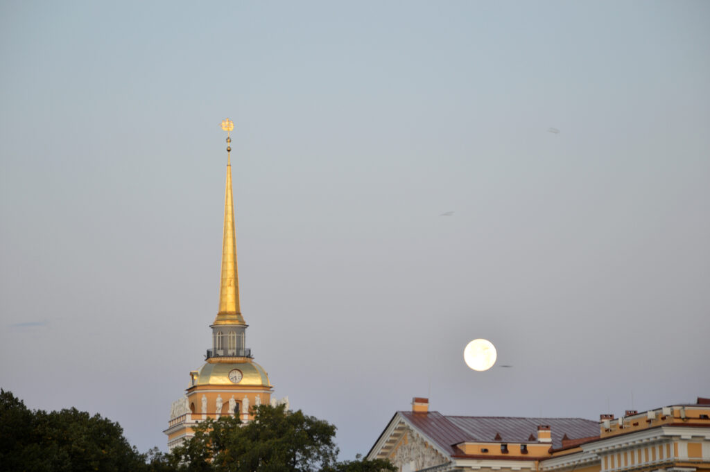 La luna e la cupola dell'Ammiragliato luna, alba, cupola