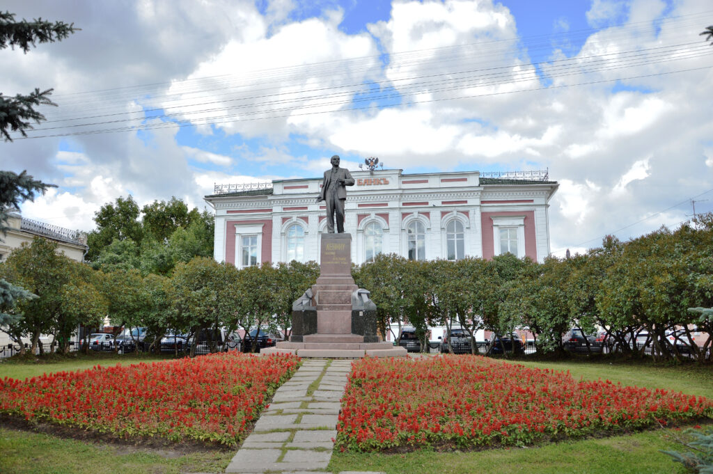 Lenin statua, fiori, lenin
