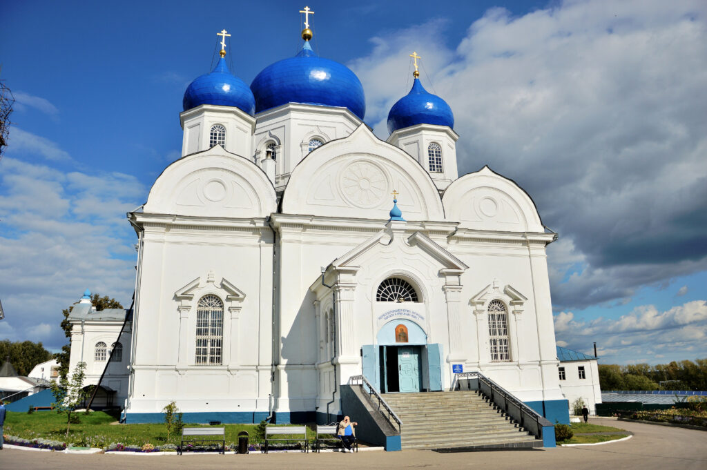 Bogoljubovo, dove si crede che ad Andrea comparve in visione la Vergine Maria. chiesa, cupole blu