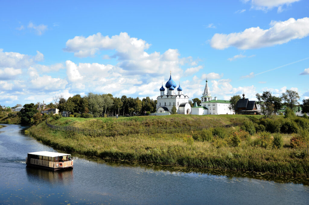 Il fiume Kamenka presso la cattedrale della Natività battello, fiume, chiesa, campagna