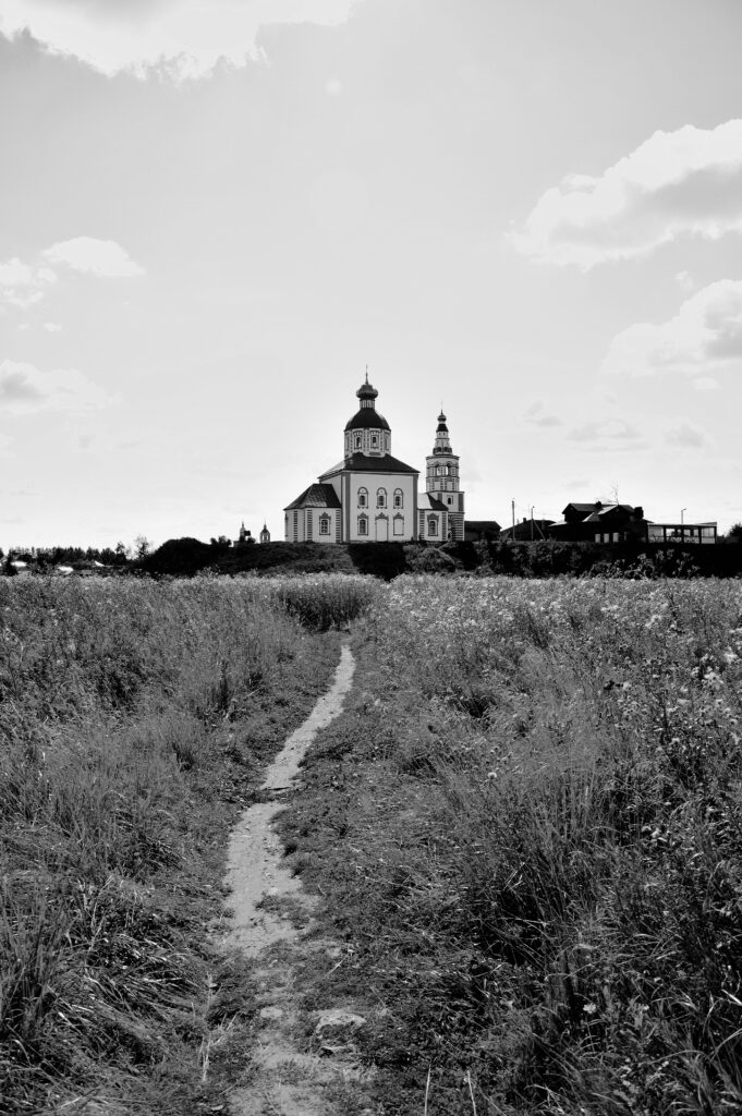 Tra i campi di Suzdal bianco, nero, chiesa, campagna