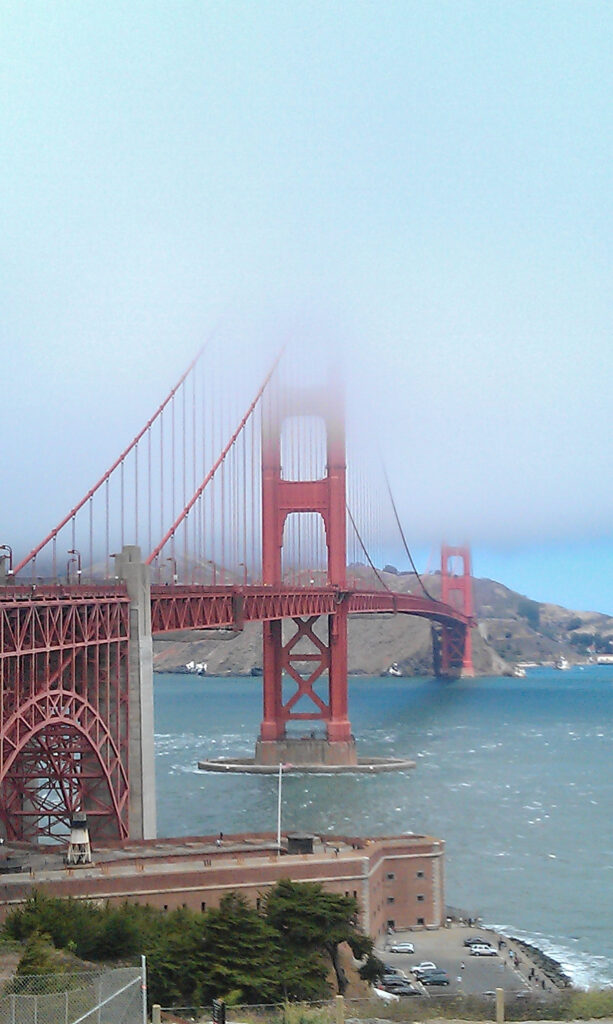 Golden Gate Bridge avvolto dalla nebbia ponte, california, nebbia