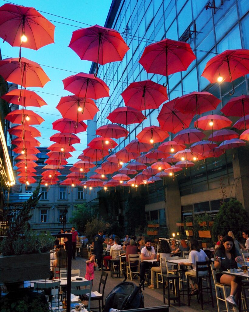 Ristorante Manufaktura ombrelli, luci, ristorante