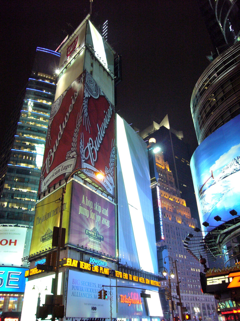 Times Square di sera pubblicità, palazzi