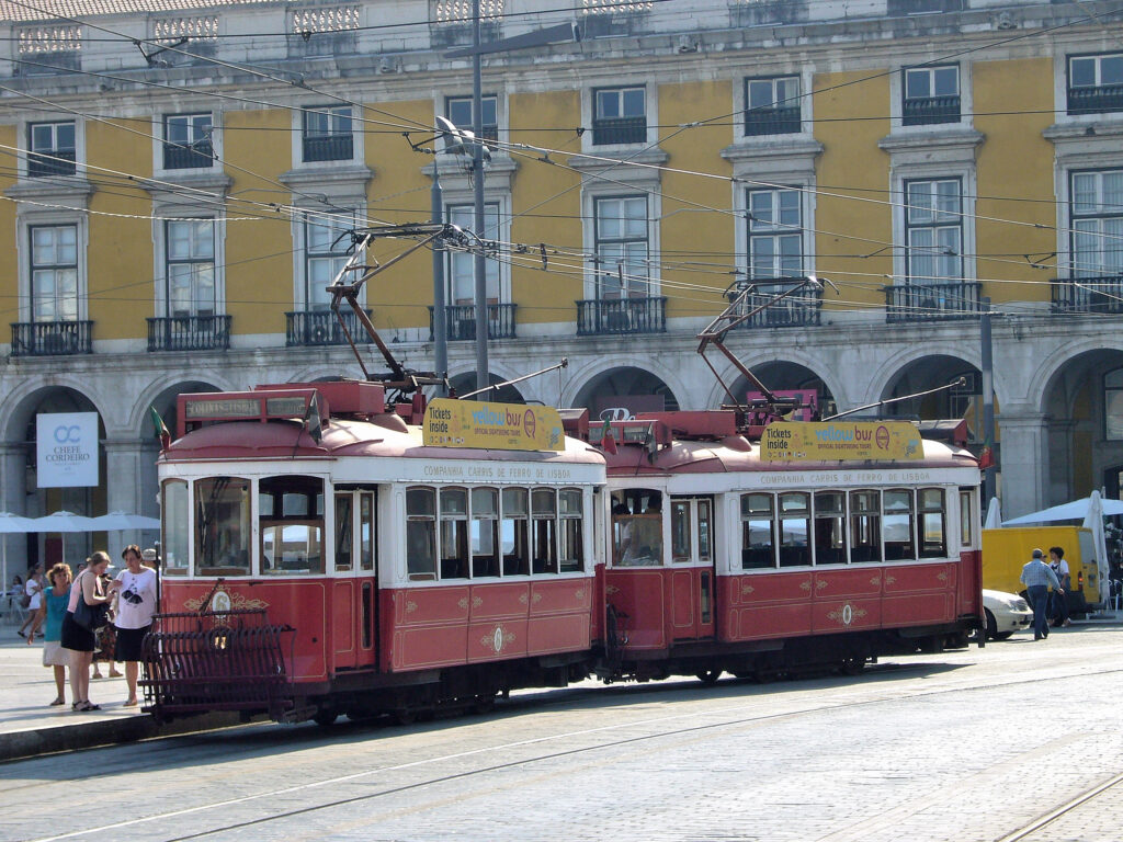 I colorati tram di Lisbona tram, piazza, lisbona