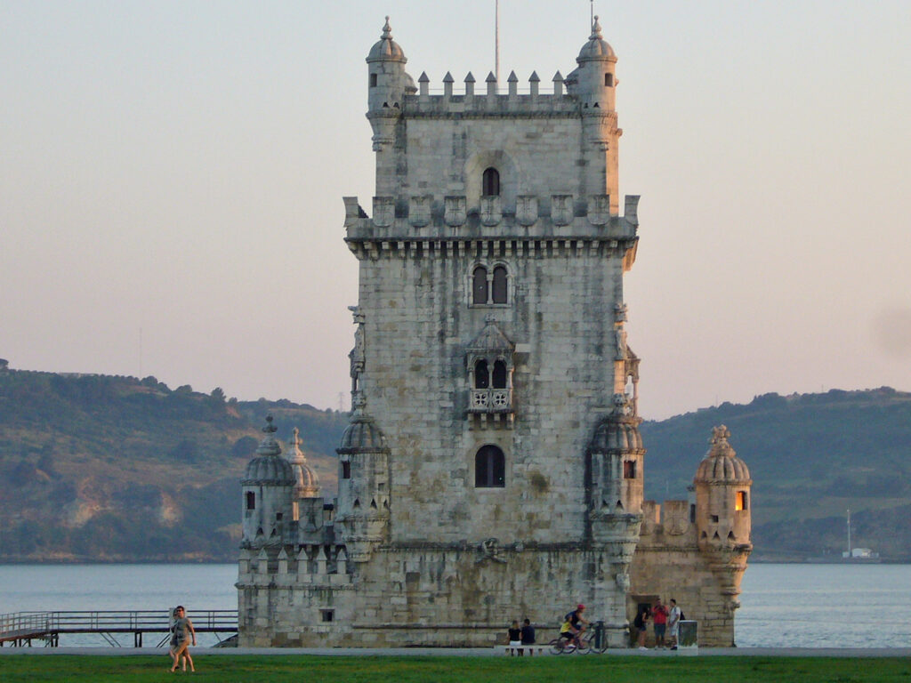 La Torre di Belém torre, mare, tramonto
