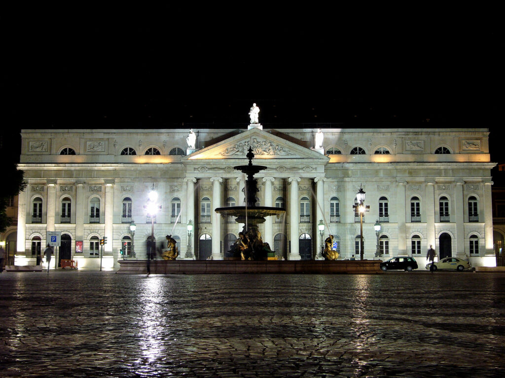 Praça de D. Pedro IV meglio conosciuta come Piazza del Rossio palazzo, fontana, notte