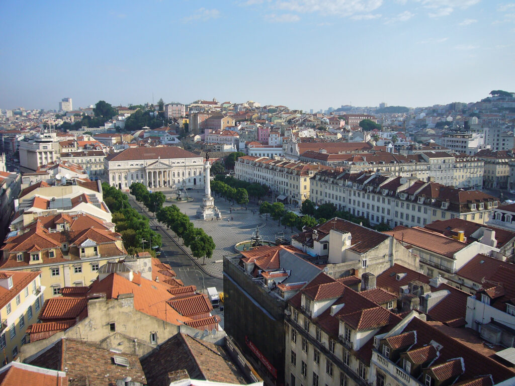 Praça de D. Pedro IV meglio conosciuta come Piazza del Rossio dall'alto panorama, lisbona, mattina