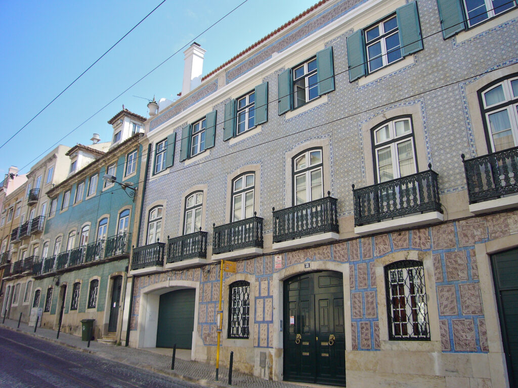 L'azulejo, tipico ornamento dell'architettura portoghese azulejos, piastrelle, vicolo