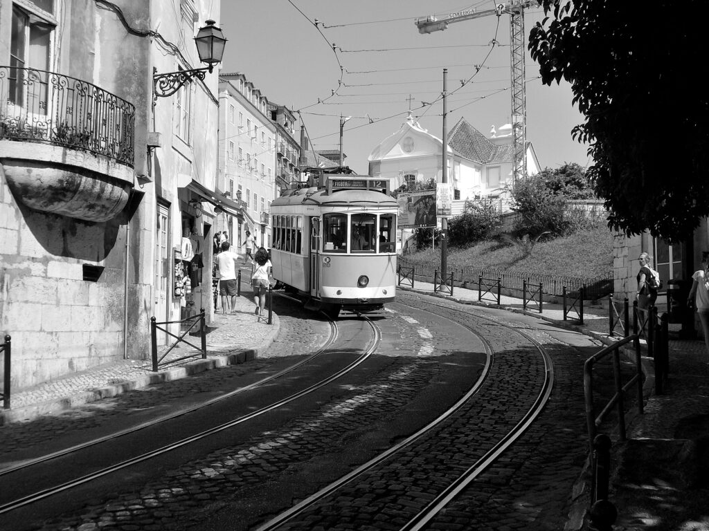 Tram n.12 in B/N tram, lisbona, collina