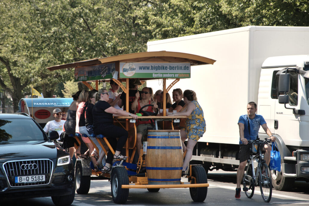 Bevi e pedala! birra, bici, ragazze, berlino