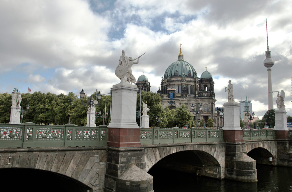 Il duomo di Berlino e la torre televisiva duomo, berlino, fiume, torre