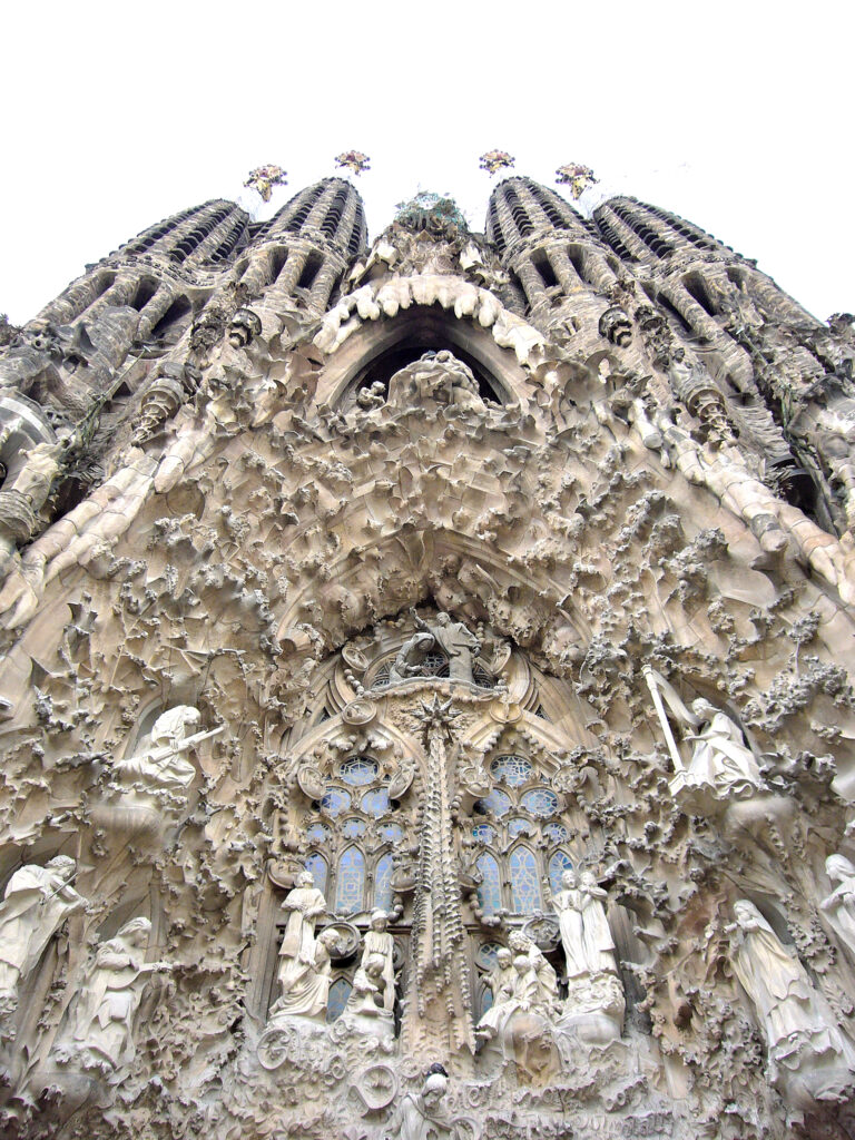 Facciata della Sagrada Familia fronte sagrada familia, chiesa, statue