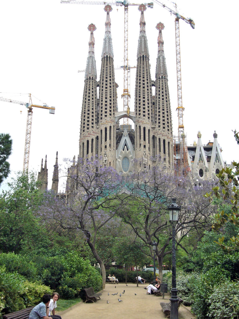 La Sagrada Familia chiesa, sagrada familia, giardini
