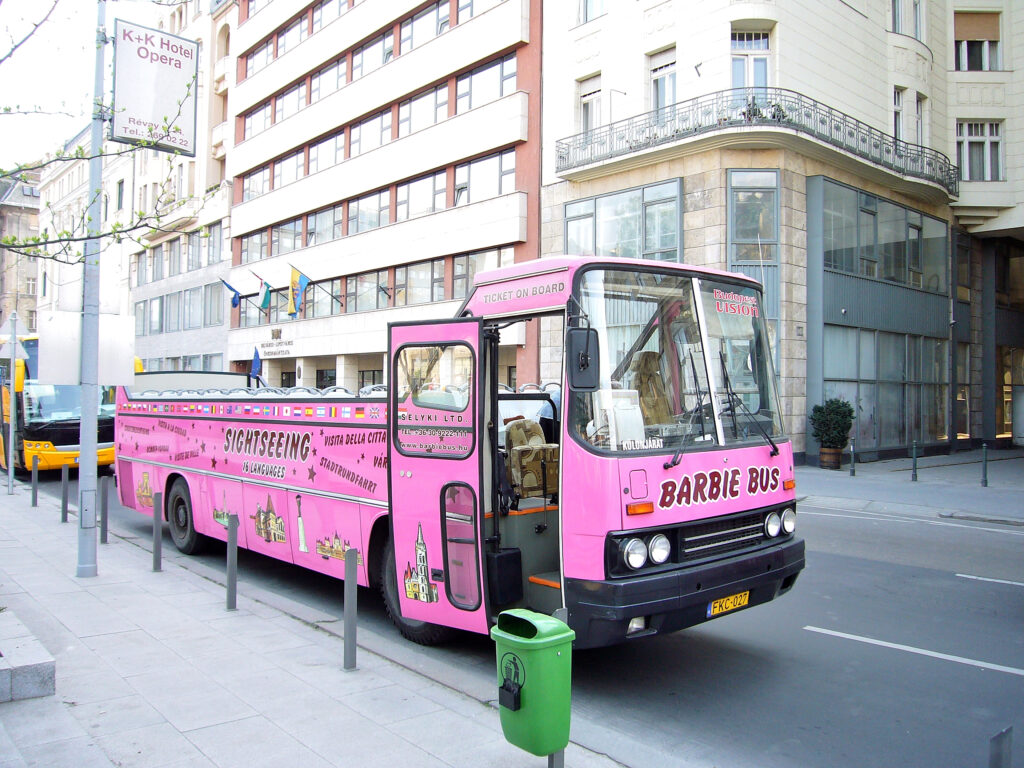 Pink sightseeing bus autobus, rosa, pullman turistico, budapest