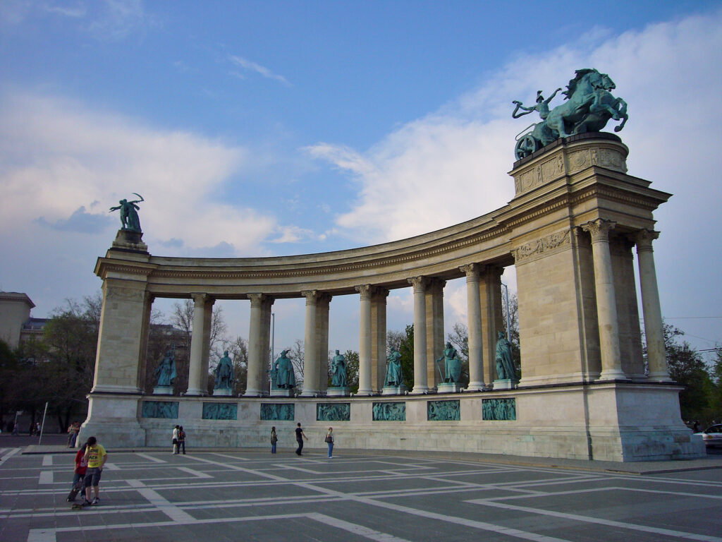 Piazza degli eroi colonnato, cavalli, monumento, budapest
