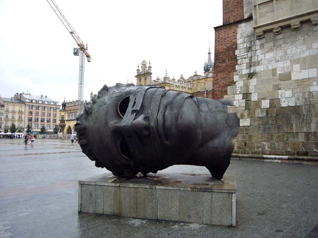 Dio dell’amore Eros, dono alla città dell’artista Mitoraj statua, testa, eros, cracovia
