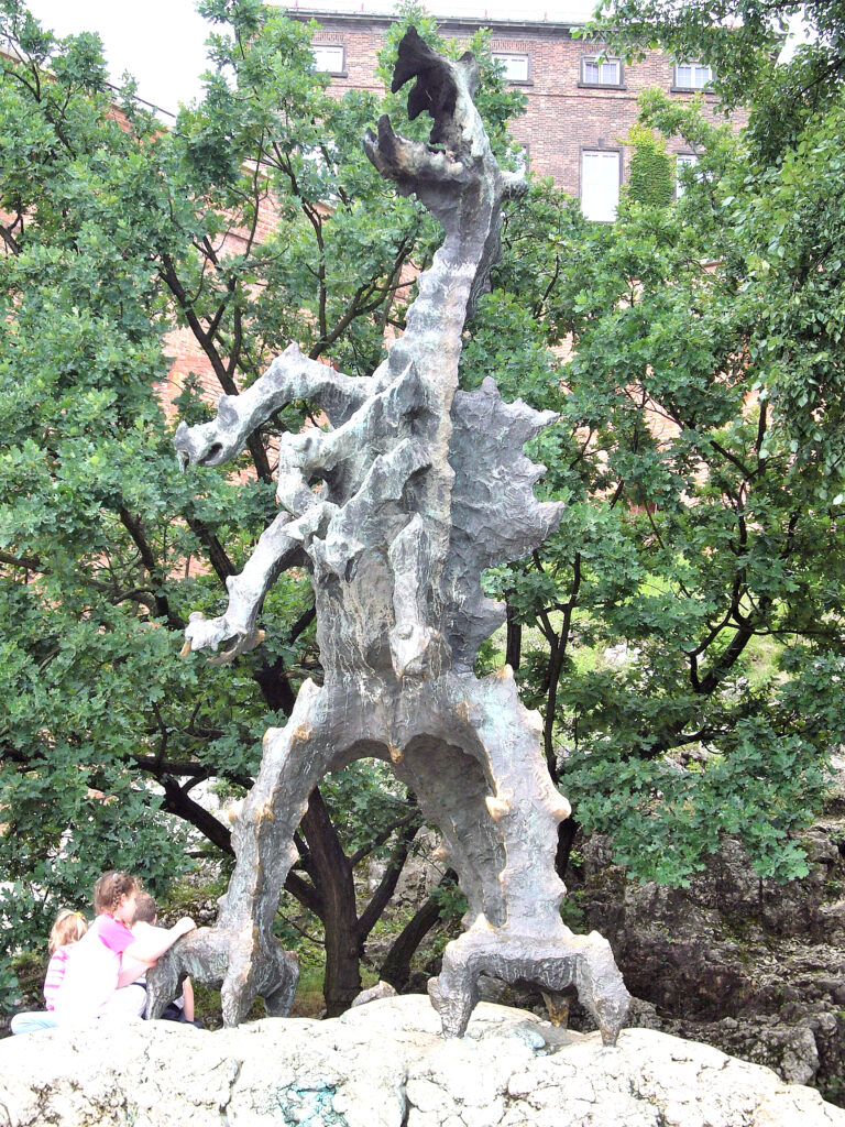 Il drago del Wawel – mostruosa creatura un tempo dimorante nelle cavita della collina waweliana drago, statua, cracovia