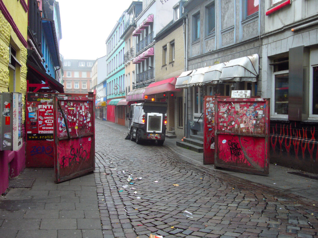 Ingresso della Herbertstraße, nota via del quartiere St. Pauli di Amburgo proibita alle donne santk pauli, quartiere rosso, amburgo
