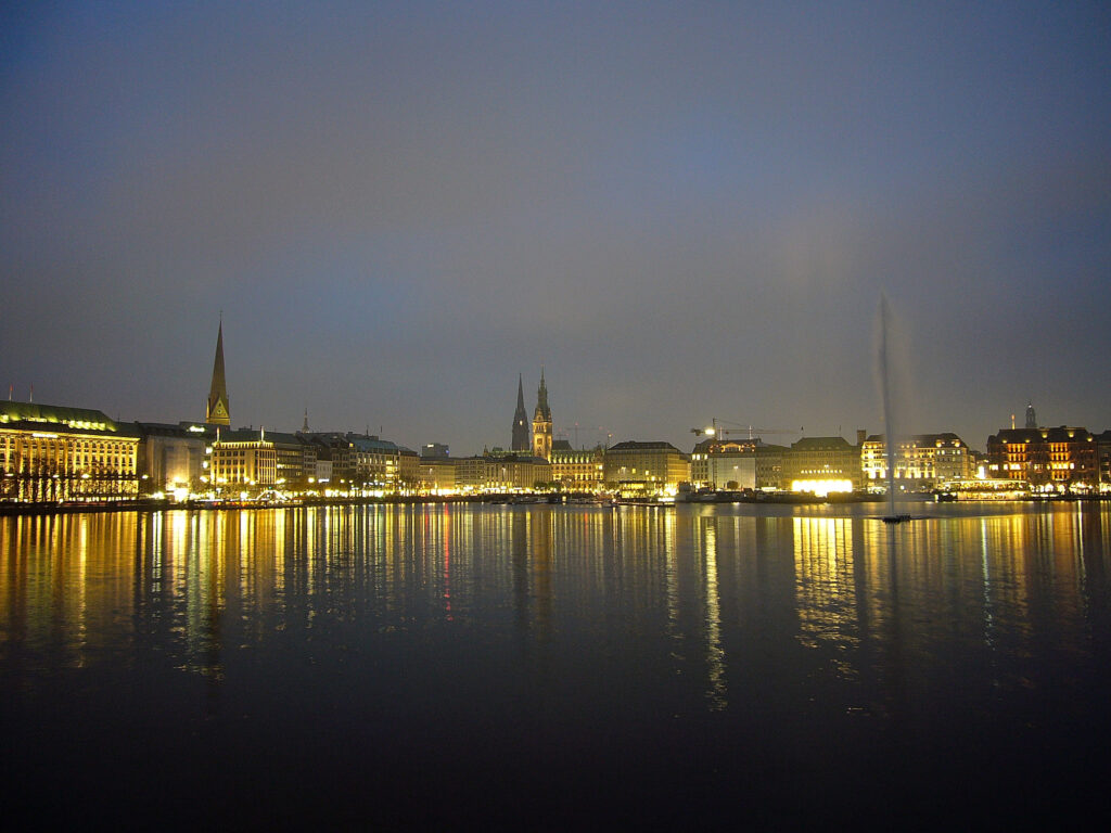 Il profilo di Amburgo si specchia nel lago Alster amburgo, fontana, alster, lago, notte