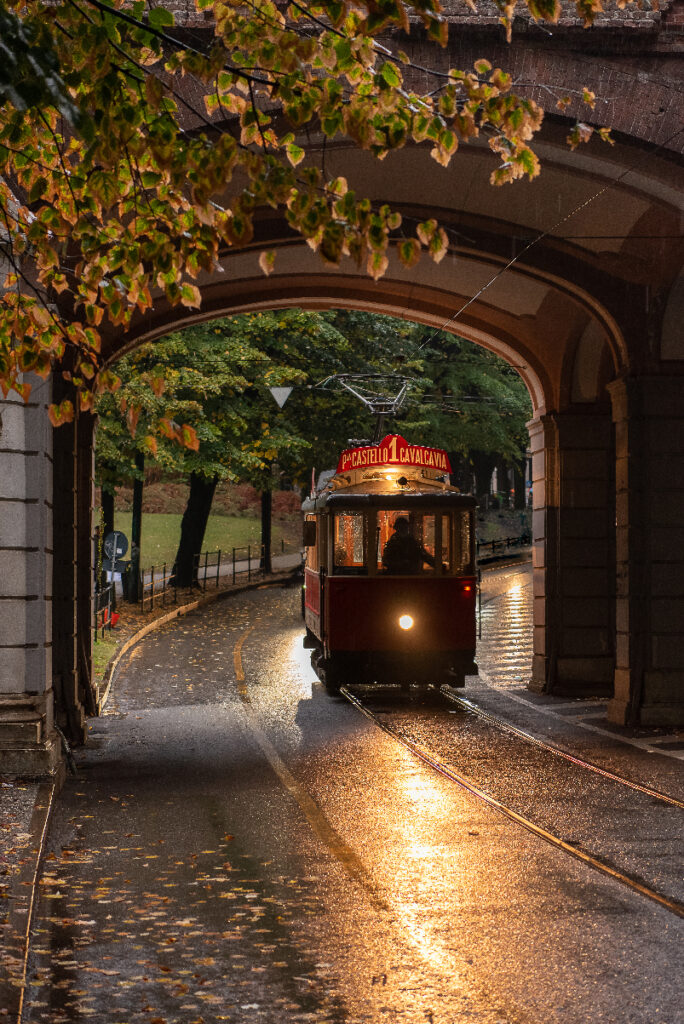 tram attraversa i Giardini Reali tram, portico