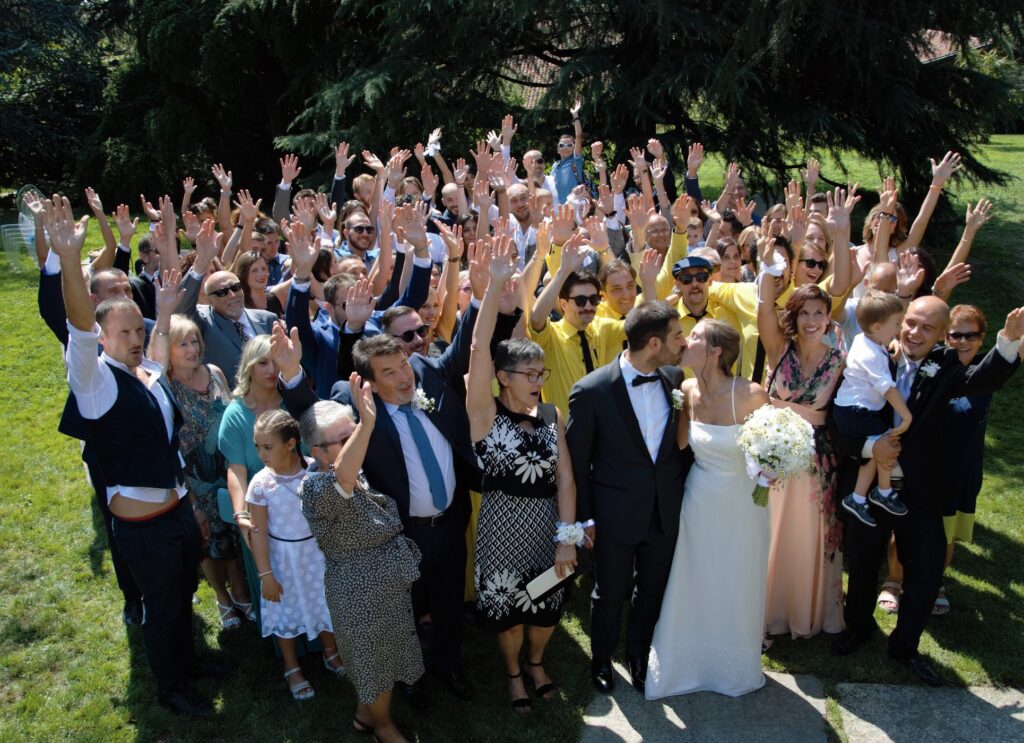 Arianna e Giacomo circondati dagli invitati matrimonio, wedding, reportage, sposi