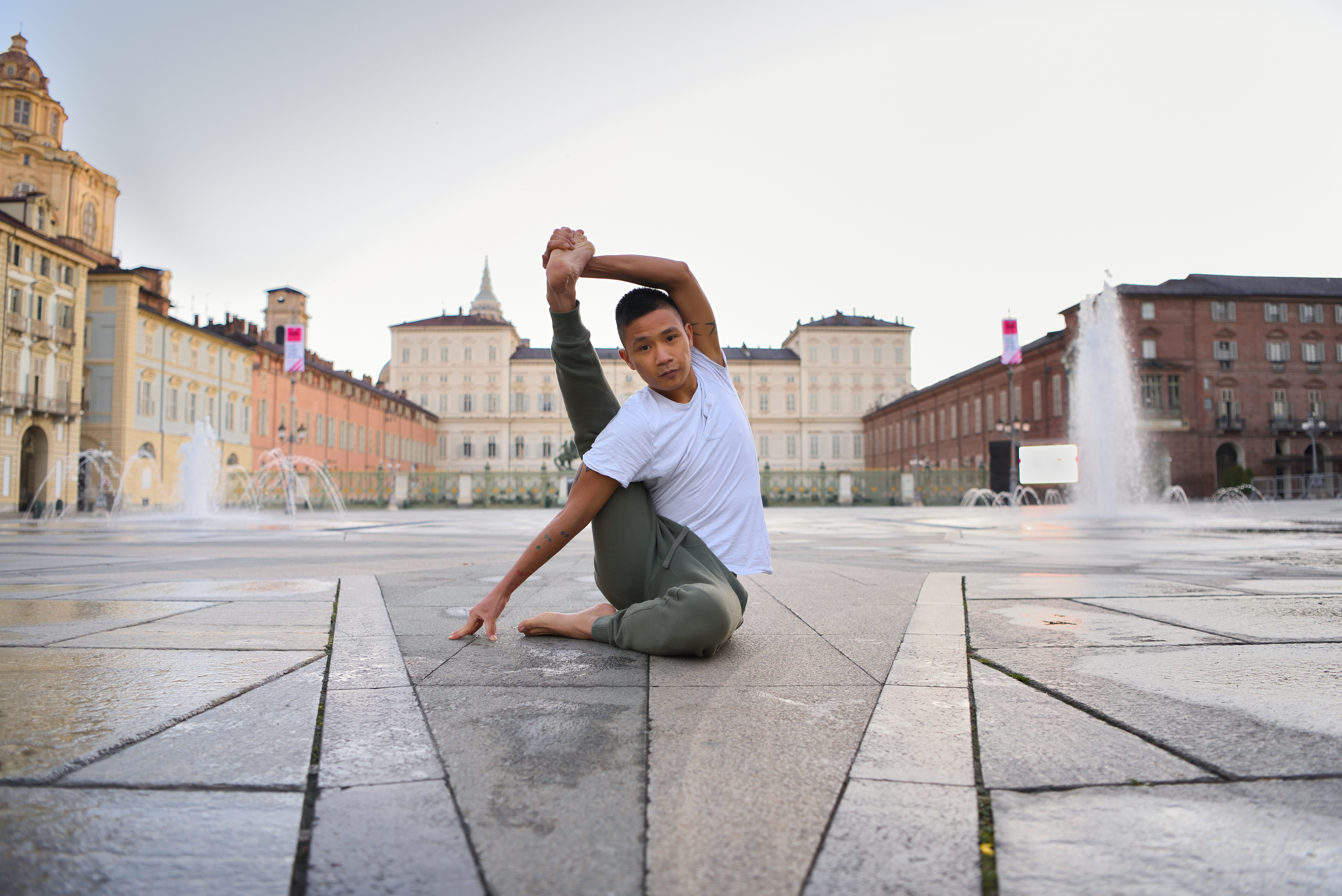 Urdhva Parivrtta Janu Sirsasana III yoga, posizione, testa, ginocchio